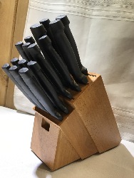 558300
