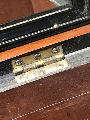 558853