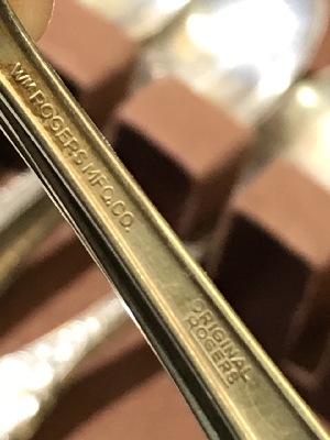558880