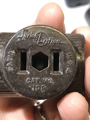 558910