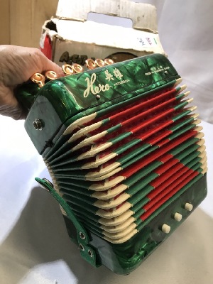 560720