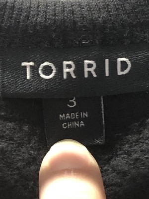 560913