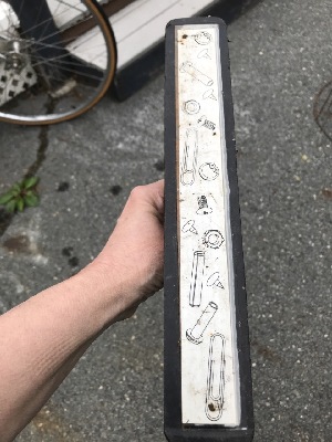 560959