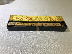 558943