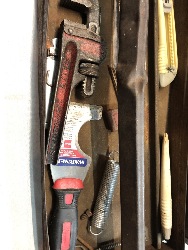 560298