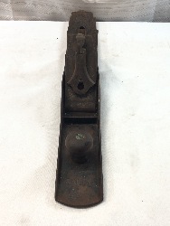560437