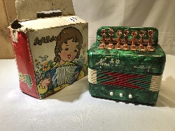 560718
