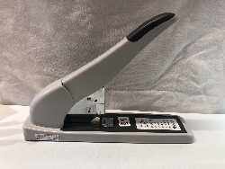 560827