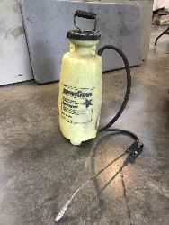 560927