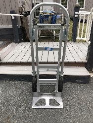 560973
