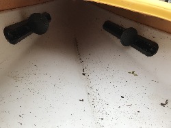 560985