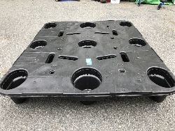 560997