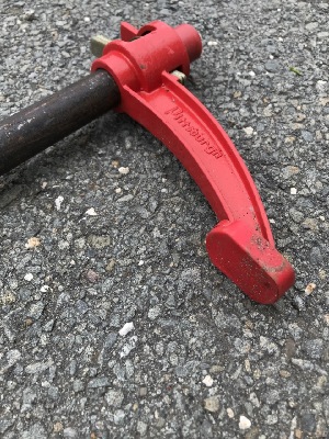 561835