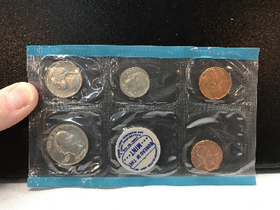 561901