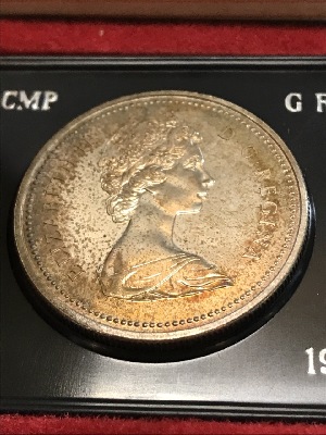 561945