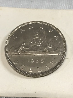 561978