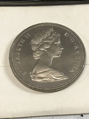 561979