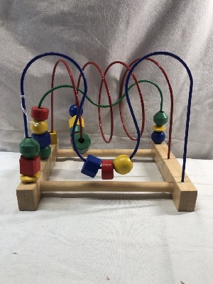 562438