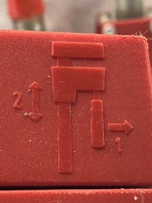562628
