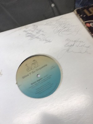 562727