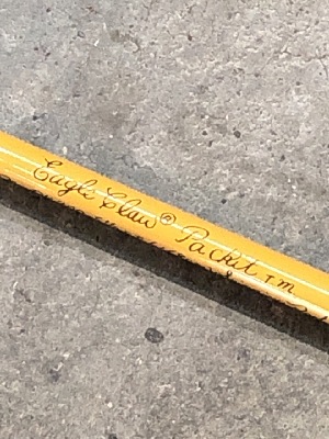 562827