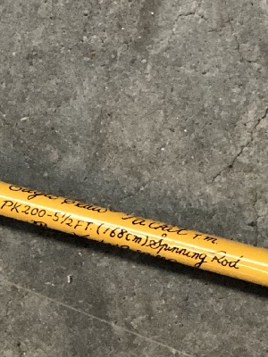 562828