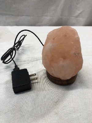 562858