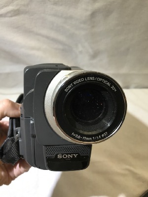 562937