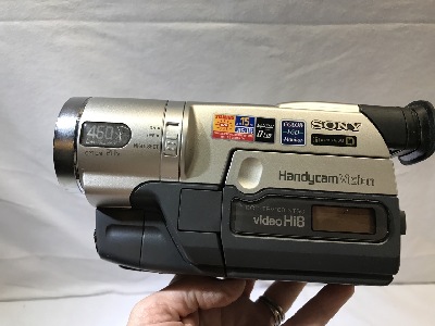 562942
