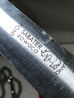 563048