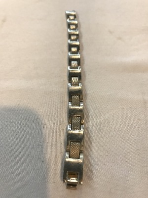 563668