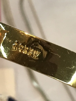 563677