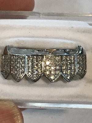 563681