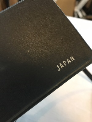 563718