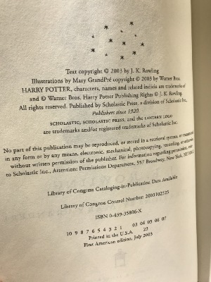563784