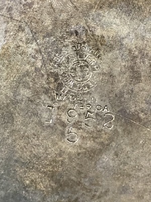 563818