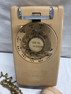 563825