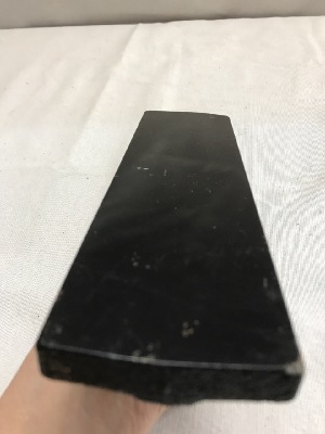 563831