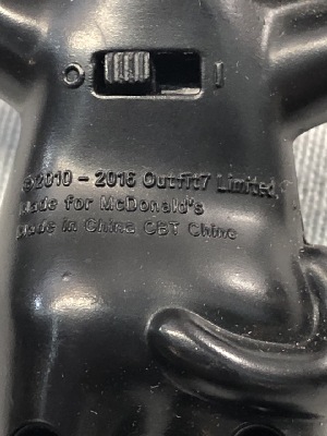563877