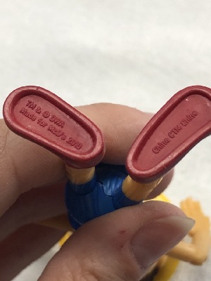 563884