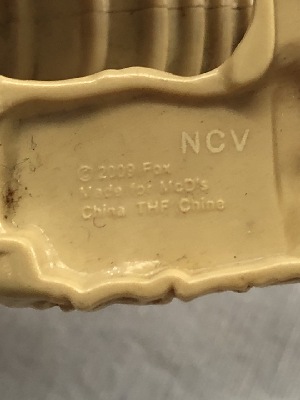 563899