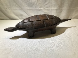 561577