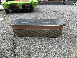 561821