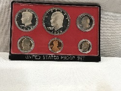 561889