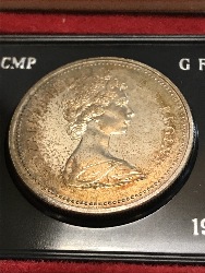 561945