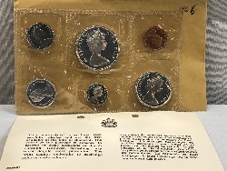 561963
