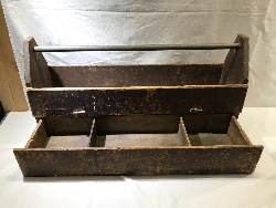 562300