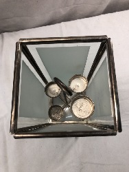562495