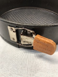 562558