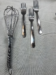 562617